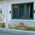Na zidu svoje kuće u Skorenovcu Ferenc Sunjog oslikava prizore iz seoske prošlosti