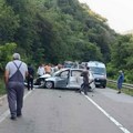 Staklo i krhotine rasuti po putu, auto udario u bankinu: Teška nesreća na Ibarskoj magistrali kod Bresnika