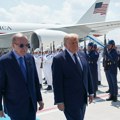 Tajna Trampovog leta nakon samita NATO, novinare ostavio u avionu koji je ciljao Iran?! Predsednik SAD tajno prebačen kamionom…