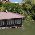 Uklanjaju potonuli splav iz Đetinje, u njegovoj blizini došlo i do tragedije: Na plaži crvena zastavica