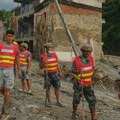 Spasioci izvlače preživele posle katastrofalnih poplava u Nepalu i Kini, poginulo gotovo 600 ljudi