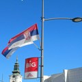 FOTO: Kače se zastave u Novom Sadu pred skup naprednjaka na koji dolazi Vučić