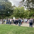 Oni koji „moraju“ i oni koji hoće u centru Prokuplja – studenti dočekali „Čuvare Ustava“