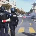 Jurili i tukli policajku: Čuvari reda na meti učesnika pobune