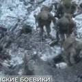 Jezivo sa prve linije fronta: Ukrajinski vojnici ostavljaju svoje ranjene vojnike na ceidlu i beže (video)
