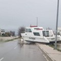 Šokantan prizor u Hrvatskoj: Brod koji se juče nasukao na ulicu i dalje stoji, automobili ga zaobilaze