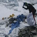 Najviši kamp Mont Everesta prepun je smrznutog smeća čije će čišćenje trajati godinama