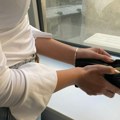 (Video) Kupila novčanik onlajn, pa se šokirala: Ni u ludilu nije mogla da zamisli da će u njemu pronaći ovo: Pocepala…
