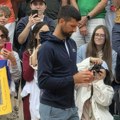 Baka ogrnuta zastavom Srbije imala posebnu poruku za Novaka Đokovića pred prvi meč na RG: "100..."