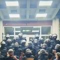 Protest u Užicu: Na građane koji su sedeli okruženi kordonima bačena dimna bomba, privedene dve osobe