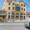 U Leskovcu radnici stavljaju ploče i na plus 40 stepeni