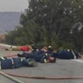 (Foto) prizor iz grčke kida dušu! Vatrogasci se celu noć borili sa vatrom, toliko su bili iscrpljeni da su samo legli na ulicu…