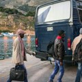 Dramatičan snimak iz Grčke: Lokalci odguruju brod pun migranata nazad u more, situacija izmiče kontroli (VIDEO)
