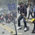 "Sagnite glavu": Pucano na automobil predsednika Ekvadora, letelo i kamenje (Video)