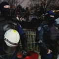 Protest ispred Skupštine: Kordon policije razdvaja građane i okupljene u Pionirskom parku