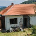 Menja krov i sređuje fasadu: Naš pevač usred šume ima prelepo imanje, pogled puca na planine, a deca uživaju u dvorištu (foto)…