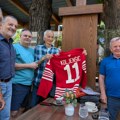 NHL velikan poklonio kultni dres: Detroit Red Wings odali počast srpskoj hokejaškoj legendi Vojinu Koljenšiću Šilji