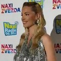 Sara Jo posle raskida prvi put u javnosti! Pojavila se u šljokičastom miniću, osmeh nije skidala sa lica