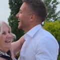 Saša Kovačević pleše sa majkom Scena na njegovoj svadbi raznežila sve: Evo kako se doterala mama Milena, puno joj srce zbog…