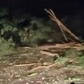 Grom spalio tehniku, stabla završila na putu. Jako olujno nevreme protutnjalo čačanskim krajem.