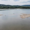 FOTO Dunav se povukao i otkrio tajnu staru skoro 90 godina: Izronio potopljeni brod, prizor je neverovatan