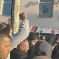 Napeto u Lazarevcu: Građani opkolili prostorije SNS, tvrde da se u njima nalaze naoružani muškarci VIDEO