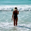 (Foto) bomba u petoj deceniji: Sanja Marinković u kupaćem zategnuta kao strela: Otputovala u Dubai, uživa u luksuzu