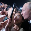 Putin u iznenadnoj poseti Dagestanu: Grlio se sa narodom, "pljuštali" poljupci i selfiji