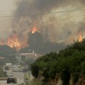 Vatrogasci izgubili kontrolu nad velikim požarom kod Atine