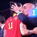 Skandal na finalu - predsednik saveza napastvovao fudbalerku! Stegao je i ljubio, odmah se oglasila! (foto)