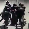 Njih 20 kidišu na jednog, baš junački! Još jedan snimak brutalnog napada na mladića u Karađorđevoj ulici