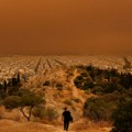 (FOTO) Nestvarne slike Atine, pesak iz Sahare „obojio“ grad