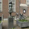 Statua Ane Frank u Amsterdamu prefarbana crvenom bojom uz natpis 'Slobodna Gaza'