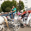 (Foto) prizor koji topi srca: Ponosni tata u beloj kočiji dočekao mamu i bebu ispred porodilišta