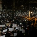 „Jug je ustao“ i „Nećete nas gaziti“- poručili okupljeni na protestu u Nišu zbog pokušaja ubistva studentkinje