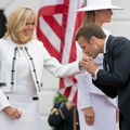 Moćan, elegantan i zavodljiv: Omiljeni parfem Brižit Makron krije dirljivu istinu o njenom odnosu sa Emanuelom