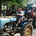 Festival traktora u Trešnjevcu okupio više hiljada posetilaca Celodnevna zabava uz oldtajmere i moćne mašine