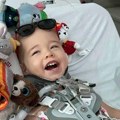 Oliver (2) je čudo od dečaka: Pobedio smrt 8 puta, glavu mu držala samo koža, ali borba još nije gotova
