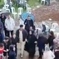 ''Ako ovo prežive, trajaće im brak 100 godina'' Mlada do guše zaglibila u blato, svatovi pokisli do gole kože - snimak zapalio…
