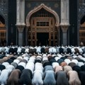 Učenici muslimani pokrivaju uši tokom blagoslova nove škole: To je druga generacija Muslimana, iako rođeni u Italiji vaspitani…