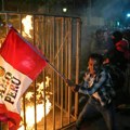 (Foto, video) totalni haos u Limi! Na masovnom protestu žestok sukob demonstranata i policije, probijena zaštitna ograda: 75…
