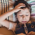 Roditelji u strahu zbog jakog virusa: Čekaonice pune, visoka temperatura muči decu širom Srbije