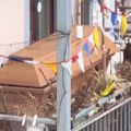 "Šta ovo gledam, balkon ili grob?": Ljudi se krste kad prođu pored ove terase (foto)