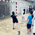 Promocija rukometa u Pirotu okupila 500 dece iz tri škole: Mališani kroz igru učili osnove rukometa