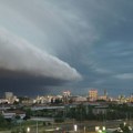 Opasno nevreme stiglo u Beograd, nadvio se olujni oblak! Munje i gromovi paraju nebom, sledi potop