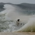Снимак метеоцунамија на јадранском острву: Море се подигло за 1,5 метара, погледајте како су туристи бежали