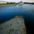 Mađarske vlasti potopaju dve barže na Dunavu kod nuklearne centrale, da podignu nivo reke