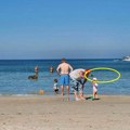 Slikali se na plaži, a iza njih viri zver u pličaku! Sumnjiv detalj podigao buru na mrežama, istog dana viđena ajkula?!