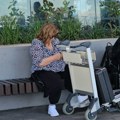 (Video) Glumica satima sedela sama na aerodromu: Na klupici pila kafu, a od telefona ne diže pogled, svi se pitali šta radi