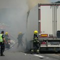 Gusti crni dim na autoputu kod Valjeva: Nakon sudara kamiona i automobila izbio požar: Jedna osoba povređena